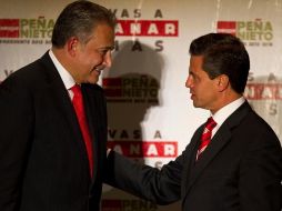 El general colombiano Óscar Naranjo y el candidato priista Enrique Peña Nieto. AP  /