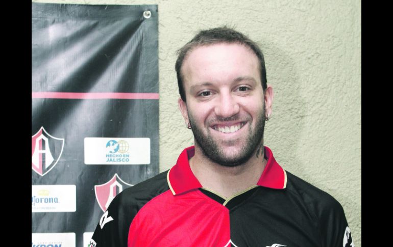 FELIZ.- Matías Vuoso fue presentado ayer como refuerzo rojinegro en el Club Atlas Colomos. MEXSPORT  /