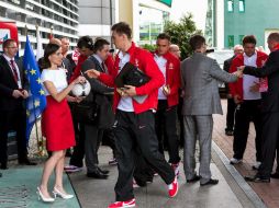 Jugadores de la selección polaca llegan al hotel Park Plaza en Breslavia, Polonia, previo al encuentro con los chechos. EFE  /