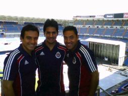 Los jugadores rojiblancos disfrutaron tomándose fotografías de su recorrido. Imagen de Twitter @Chivas. ESPECIALESPECIAL  /