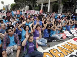 Activistas festejan la nueva iniciativa de Obama para detener las deportaciones de jóvenes.  AFP  /