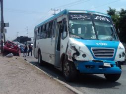 Según el chofer del transporte público, la conductora  del jetta rojo tuvo la culpa.  /