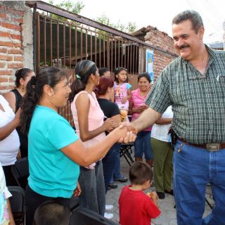 Andrés Zermeño atiende peticiones de vecinos inconformes
