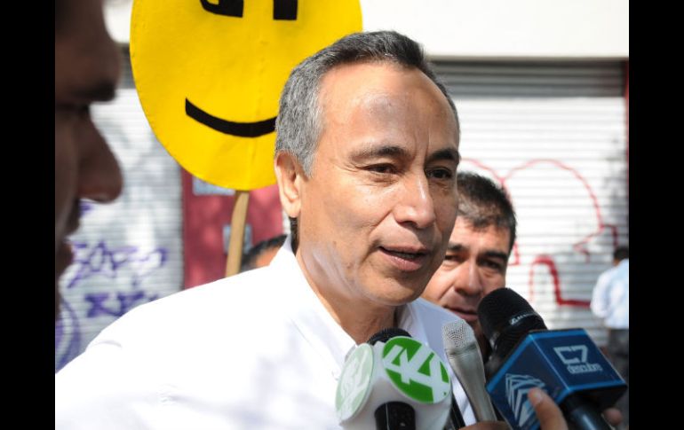 Fernando Garza habla ante medios de comunicación en su visita a Mezquitán. ESPECIAL  /