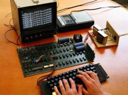 La computadora Apple I fue concebida por el cofundador de Apple Steve  Wozniak. EFE  /