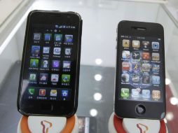 Samsung y Apple mandan en ventas de teléfonos ''inteligentes''. A la izquierda, el Samsung S; a la derecha, el iPhone4. ARCHIVO  /