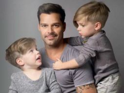 A unos días de celebrarse el Día del Padre comparte una foto con sus seguidores en Facebook. ESPECIAL  /