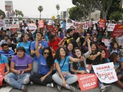 Jóvenes de California celebran la decisión de Obama que aplaza la deportación de los jóvenes indocumentados. EFE  /