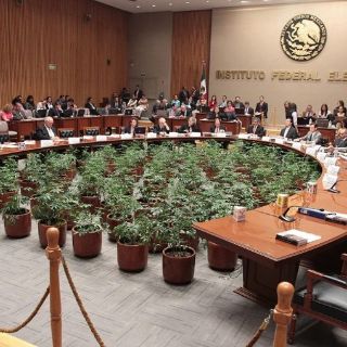 El IFE acuerda mantener al aire spot de Ebrard