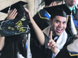 Estudiantes indocumentados de la UCLA celebran la noticia al asistir a una ceremonia de graduación de “Soñadores”.  /