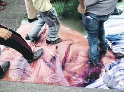 Seguidores de los Hermanos Musulmanes pisotean una imagen de Ahmed Shafiq, candidato del Ejército a presidente de Egipto. AP  /