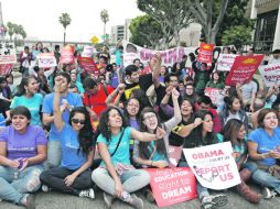 Decenas de jóvenes indocumentados se manifestaban en Los Ángeles por el derecho al estudio. EFE  /
