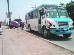 En la zona se registró leve carga vehicular cuando automovilistas que pasaron por la zona hicieron de curiosos.  /