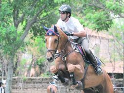 Juan Manuel Luzardo no se relaja a pesar de ya ser campeón de la prueba a 1.40 metros.  /