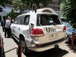 Vehículo de la ONU totalmente destrozado después del ataque de una multitud con piedras y metales contra los observadores. EFE  /