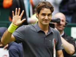 Federer posa paras las cámaras luego de ganar el encuentro ante el ruso Mikhail Youzhny. AP  /