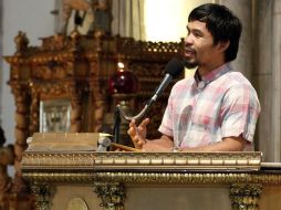 Pacquiao durante su visita a la iglesia católica en el distrito de Quiapo, en Manila. AP  /