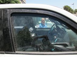 Auto afectado después del ataque de una multitud de personas con piedras y metales contra los oobservadores. EFE  /