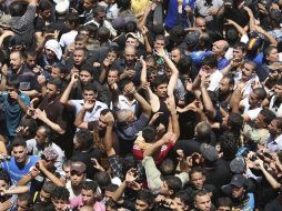 Iraquíes chiítas se concentran junto a la tumba del imán Musa al Kazem durante la celebración del aniversario de su muerte. EFE  /