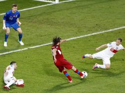 Jiracek (c) dispara entre dos defensas de Polonia para anotar el único gol del partido. EFE  /