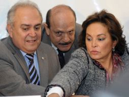 Elba Esther Gordillo (der), junto con el gobernador de Baja Calfornia Norte, José Guadalupe Osuna (izq). NOTIMEX  /