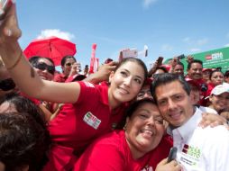 Fotografía cedida por el PRI que muestra a su candidato presidencial, Enrique Peña Nieto con sus seguidoras. NTX  /