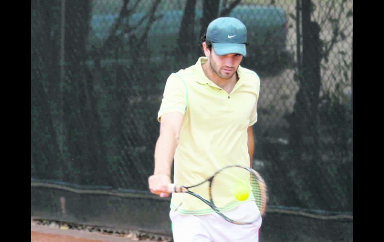 Salvador de la Torre efectúa una devolución durante el partido de semifinales.  /