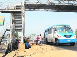 Los paraderos improvisados en Periférico son tolerados por las autoridades, pese al peligro.  /