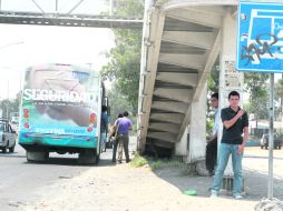 Zona para el abordaje y descenso de pasajeros sobre Periférico sin área de seguridad para el peatón ni mantenimiento, en el Tutelar.  /