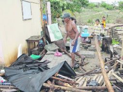 Un hombre camina sobre los restos de lo que fue su vivienda en San Antonio Tonameca, Oaxaca. REUTERS  /