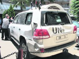 Aspecto del vehículo que utilizaban los observadores de la ONU en Haffeh, tras ser agredido por una multitud armada. EFE  /