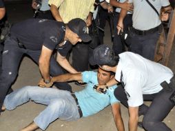 La policía ha tenido que enfrentar a los familiares de los internos por el incendio. EFE  /