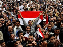 En la imagen, egipcios gritan consignas durante una protesta en la Plaza Tahrir en febrero del 2011. ARCHIVO  /