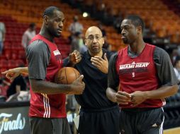 LeBron James (izq) y Dwayne Wade (der) intentarán ganar el trofeo Larry O'Brien por segunda ocasión en la historia del Miami Heat. AP  /