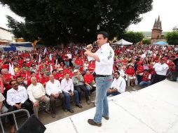 El candidato a la gubernatura dirige su discurso a habitantes de Tonaya. ESPECIAL  /