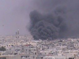 Humo generado por actos de violencia en la ciudad sitiada de Homs. REUTERS  /