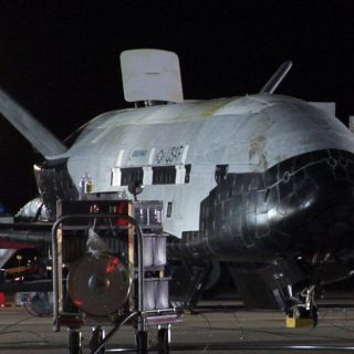 Avión espacial aterriza en EU tras misión secreta