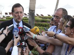 Jefe de Gobierno español, Mariano Rajoy, con los medios poco después de llegar a Los Cabos para participar en la cumbre del G20. EFE  /