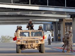 Soldados vigilan hoy en el aeropuerto de Los Cabos, donde líderes del G-20 han llegado para la cumbre. AP  /