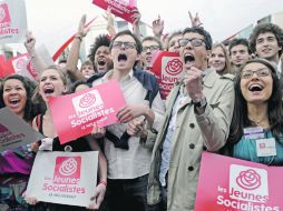 Simpatizantes del Partido Socialista francés celebran tras conocer los primeros resultados de las elecciones legislativas. EFE  /