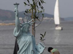 La estatua de la Libertad de Contaminar se pasea por las playas de Ipanema. REUTERS  /