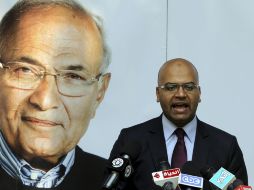 Un portavoz del candidato presidencial Ahmed Shafiq, ofrece una rueda de prensa en El Cairo. EFE  /