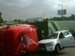 Elementos de Protección Civil de Zapopan retiran los vehículos de la zona.  /