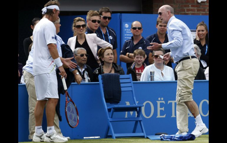 El argentino (i) pateó un cartel publicitario, lo que ocasionó que un juez de línea (d) resultara herido. ARCHIVO  /