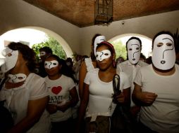 Los manifestantes utilizaron máscaras de papel que traían impreso un signo de interrogación y también entonaron una canción de cuna.  /