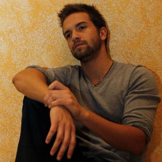 Más que una plataforma, cantar con Miguel Bosé es una emoción: Alborán