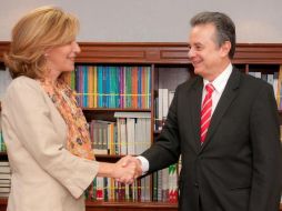 La presidenta de Causa Común, María Elena Morera, y el priista Pedro Joaquín Coldwell, en la firma del compromiso. NTX  /