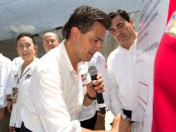 Ante notario público, Enrique Peña Nieto firmó las cinco obras a realizar para esta región de la entidad. NTX  /