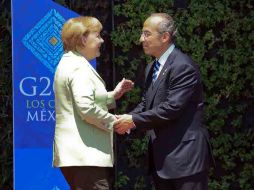 Felipe Calderón y la canciller Alemana, Angela Merkel, en la ceremonia de recepción de los jefes de Estado del G-20. EL UNIVERSAL  /