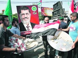 Seguidores de Mohamed Mursi celebran; si se confirma su victoria, sería el primer islamita al frente del país árabe. REUTERS  /